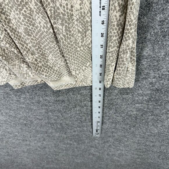 Banana Republic T-Shirt Women M Medium Gray Animal Print Short Sleeve Rayon - Picture 6 of 7